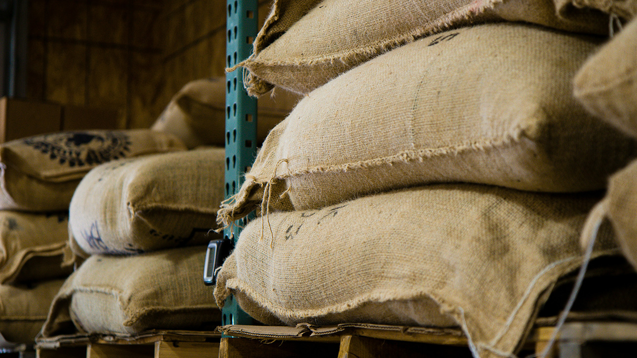 Una fila di sacchi di caffè in un magazzino alimentare